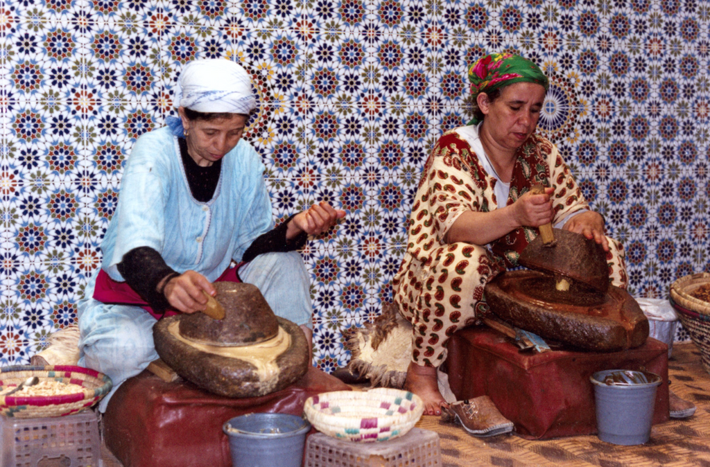 Femmes fabriquant de l'huile d'argan