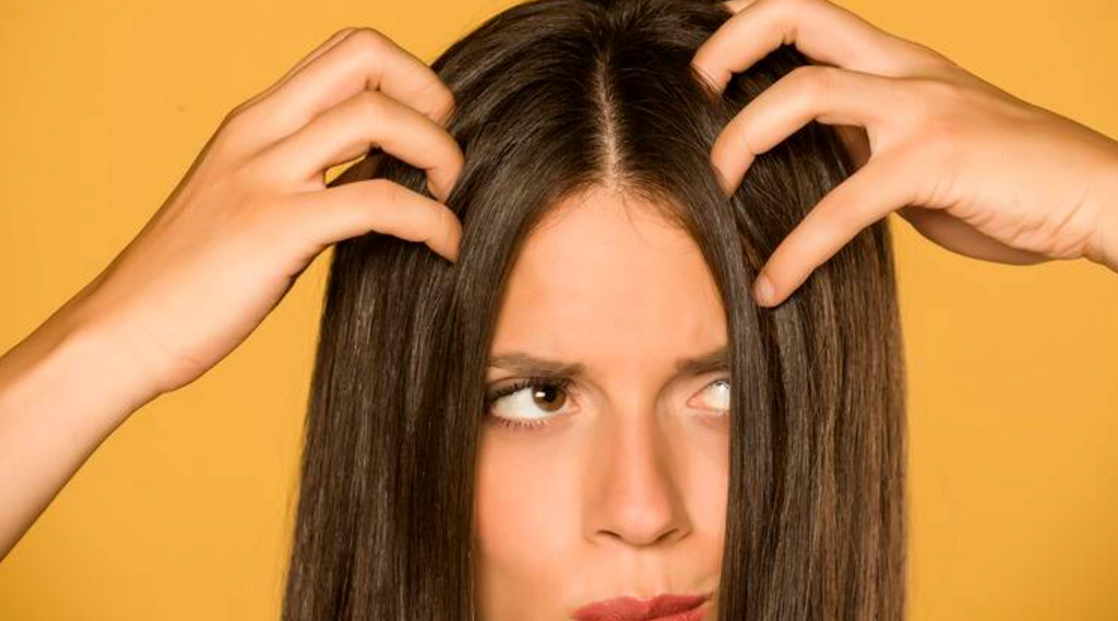 Femme qui se frotte les cheveux 